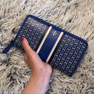Tory Burch Gemini Link Stripe Zip Wallet in Blue